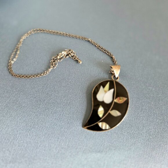 Mother of pearl Abalone shell Alpaca silver inlay flower pendant. - Picture 3 of 4